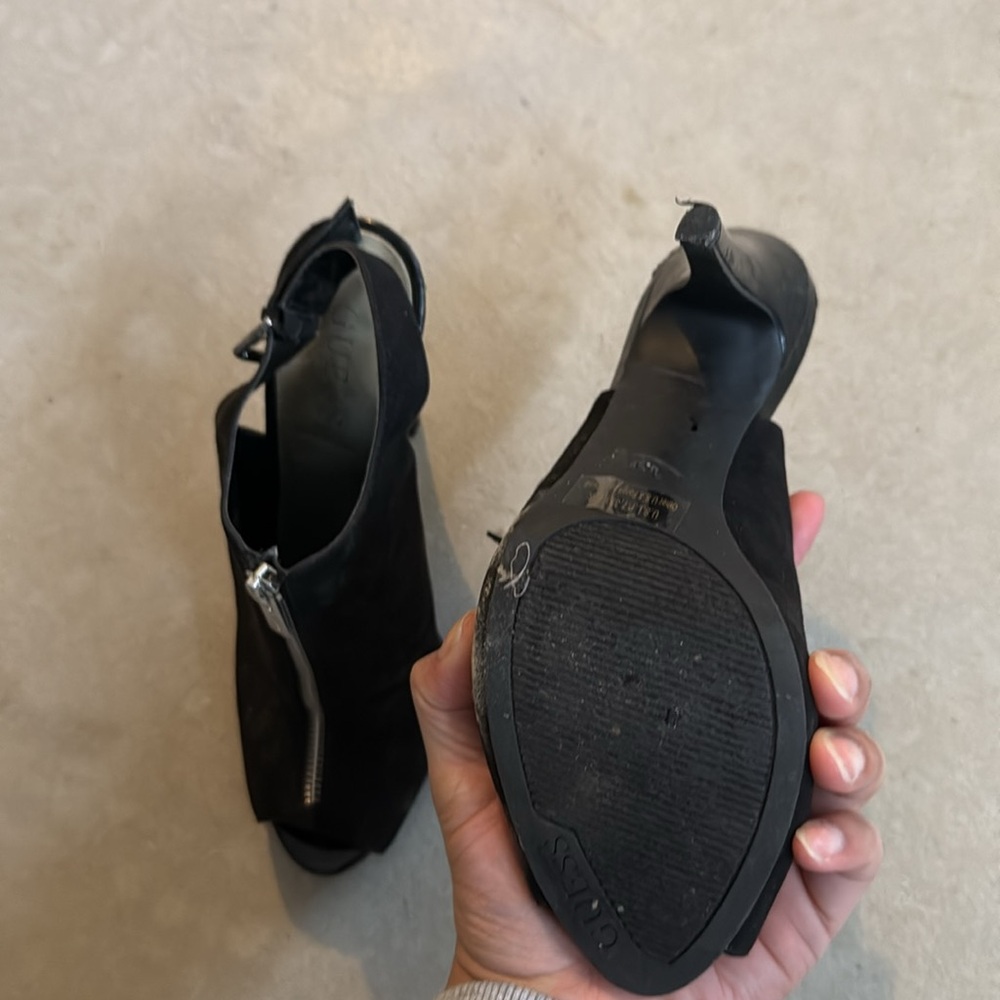 GUESS Women's Black Peep Toe Heels